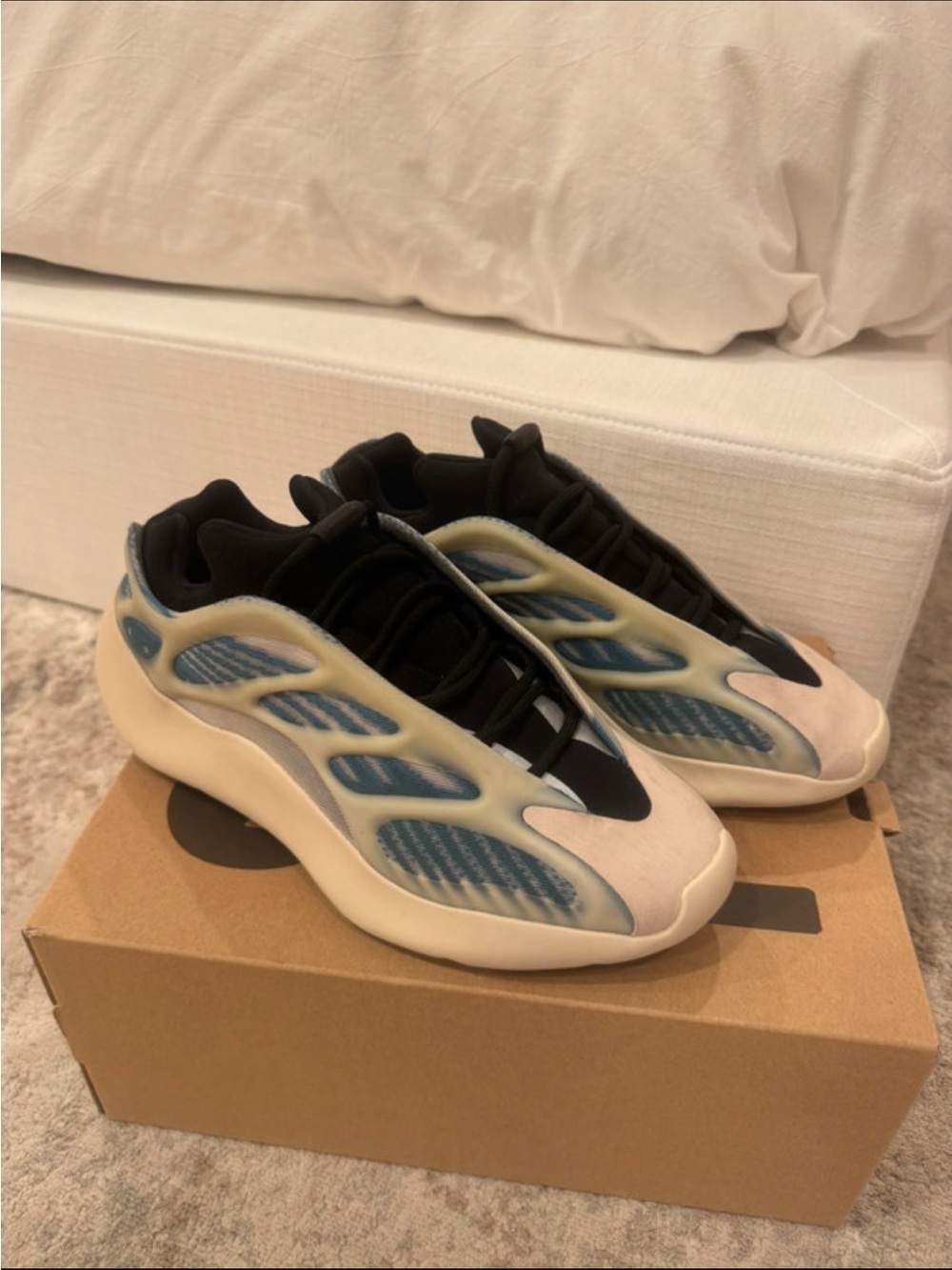 Yeezy 700 V3 Sneakers